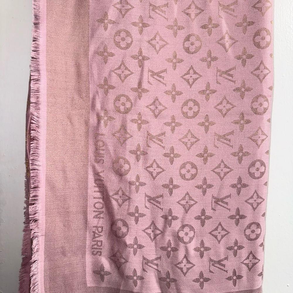 Louis Vuitton Neo Natté Monogram Shawl in light pink/gold - Picture 4 of 6